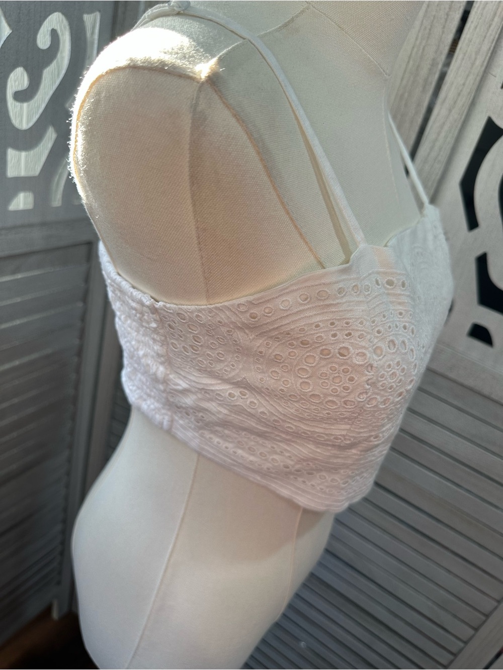 Joie White Eyelet Cropped Camisole size M - Picture 2 of 4